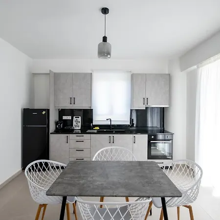Ennea Suites- Dark Apartment Flambouras