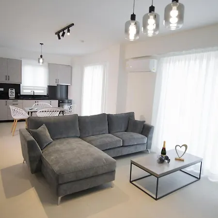 Ennea Suites- Dark Apartment Flambouras